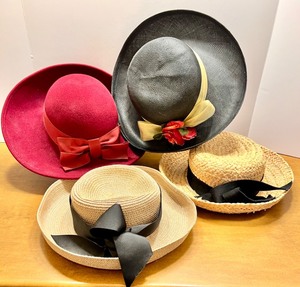 lot 49 image: Collection of 4 Vintage Ladies Hats with Hat Stand
