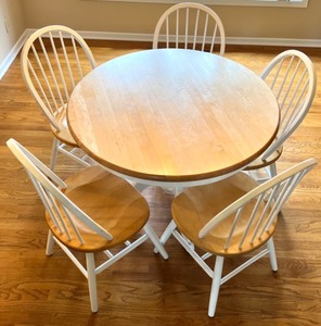 lot 141 image: Wooden Round Kitchen Table with 5 Matching Chairs