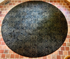lot 151 image: Large Round Patterned Area Rug with Black and Tan Design