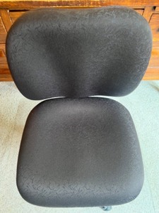 lot 157 image: Adjustable Black Office Chair with Rolling Base and Chair Mat