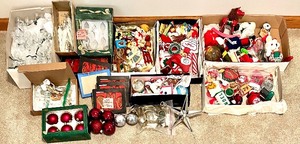 lot 259 image: Large Collection of Assorted Christmas Ornaments and Holiday Decor