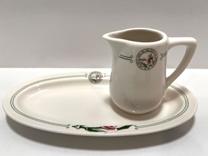 lot 178 image: Syracuse China Minnesota Seal Oval Platter and Creamer Set