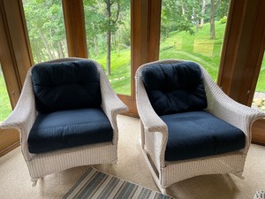 lot 182 image: Pair of White Wicker Rocking Chairs with Navy Cushions