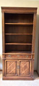 lot 71 image: Thomasville Solid Wood Bookcase with Drawer and Cabinet Doors