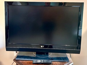 lot 227 image: LG 37LC7D 37-Inch LCD TV with Remote