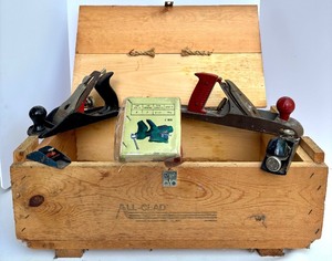 lot 94 image: Collection of 4 Vintage Hand Planes with Servess 4 inch Mini Vise in Wooden Box