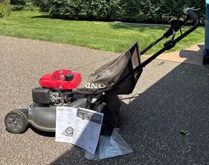 lot 108 image: Honda HRR216K1VXA Self-Propelled Lawn Mower with Bag and Manuals
