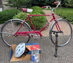 lot 120 image: Schwinn Speedster Bicycle with Giro Adult Helmet and Bike Pump