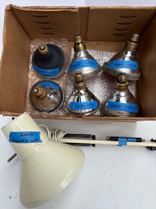 lot 314 image: Vintage Sylvania R-34 Reflector Flood Lamp with 6 Bulbs and Clamp Arm
