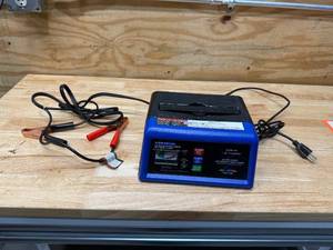 lot 176 image: Cen-Tech 12v Analog Battery Charger with engine starter (08132555)
