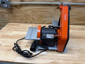 lot 177 image: Central Machinery 1 x 30 belt and 5 disk combination sander (08132570)