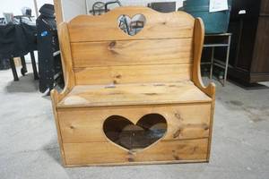 lot 4 image: Wooden Heart Entryway Bench