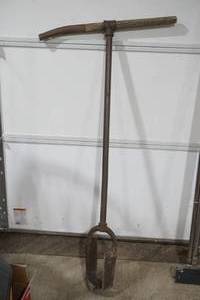 lot 9 image: Post Hole Digger