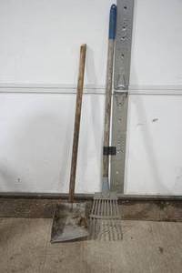 lot 14 image: Scoop Shovel & Spade Shovel