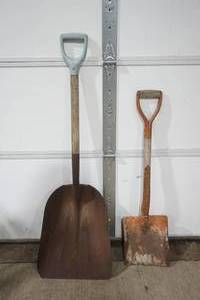 lot 16 image: Small Rake and Dog Litter Scoop