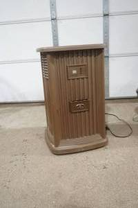 lot 18 image: Humidifier - Essick Air
