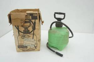 lot 56 image: 1 Gallon Sprayer