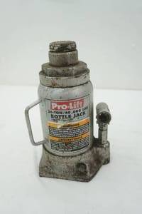 lot 92 image: 20 Ton Bottle Jack
