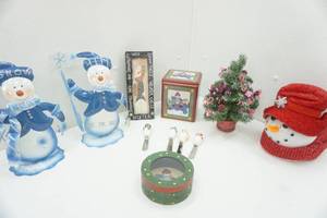 lot 118 image: NEW Tin Snowmen and Other Christmas Decor