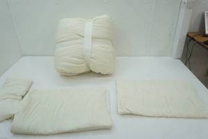 lot 167 image: Twin Comforter and Shams