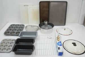 lot 178 image: Bakeware Lot