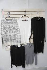 lot 201 image: Womens Sweater Lot (5ct)