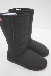 lot 221 image: Black Uggs Size 6