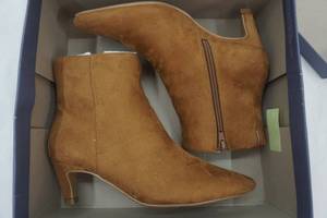lot 225 image: Universal Threads NEW Womens Boots