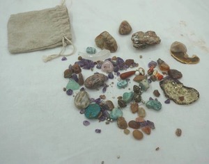 lot 254 image: Bag of Stone Pendants & Beads