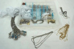 lot 260 image: Jewelry and Organizer