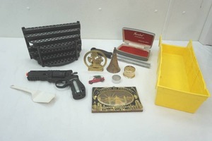 lot 271 image: Co2 Gun, 1934 Chicago Worlds Fair Plaque, Vintage Norelco Shaver Box