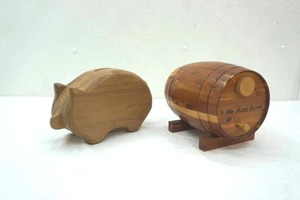 lot 301 image: Vintage Old Money Barrel Coin Bank & Wooden Piggy Bank