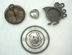lot 332 image: Metal Decor