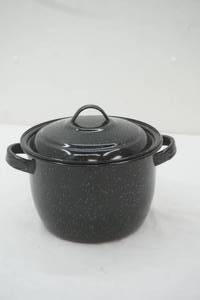 lot 386 image: Small Enamelware PotKettle With Lid