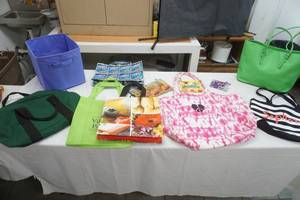 lot 402 image: Tote Bags, Collapsible Storage Cube, Green Purse