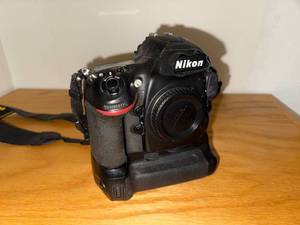 lot 1 image: Nikon D800 DSLR Camera Body with Battery Grip