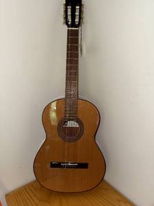 lot 3 image: Manuel Rodriguez e Hijos Caballero 11 Bubinga Classical Guitar with Fender Gig Bag