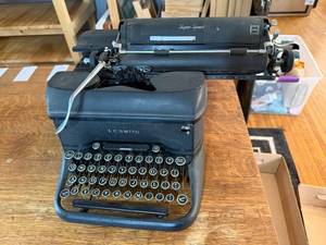 lot 9 image: L.C. Smith Super-Speed Vintage Manual Typewriter