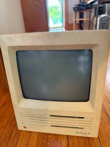 lot 10 image: Vintage Apple Macintosh SE Desktop Computer