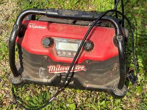lot 18 image: Milwaukee Jobsite Radio with Power Cord