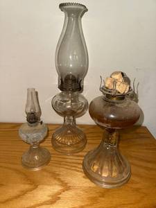 lot 39 image: Set of 3 Vintage Glass Oil Lamps