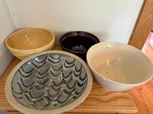lot 41 image: Set of 4 Vintage Stoneware Mixing Bowls Including McCoy and Handcrafted Designs