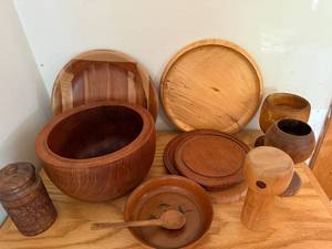 lot 45 image: Collection of Wooden Bowls, Plates, and Kitchenware