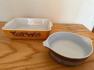 lot 50 image: Vintage Pyrex Baking Dish and Mixing Bowl Set