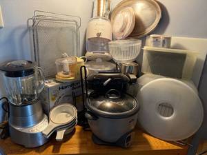 lot 109 image: Kitchen Small Appliance and Cookware Collection