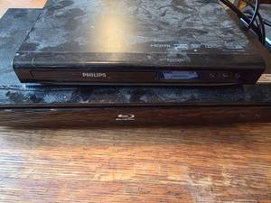 lot 134 image: Sony and Philips Blu-rayDVD Players Bundle