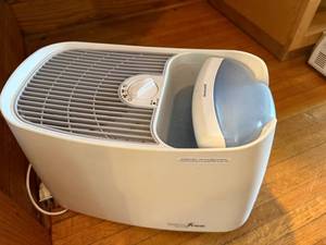 lot 141 image: Honeywell Germ Free Cool Mist Humidifier