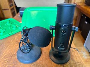 lot 162 image: M-Audio Uber Mic and Desktop Microphone Stand Bundle