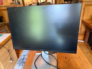 lot 168 image: Set of 2 Dell 24-Inch Computer Monitors with Stands