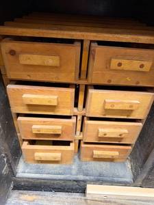 lot 252 image: Wooden Drawer Cabinet with Assorted Hand Tools and Hardware